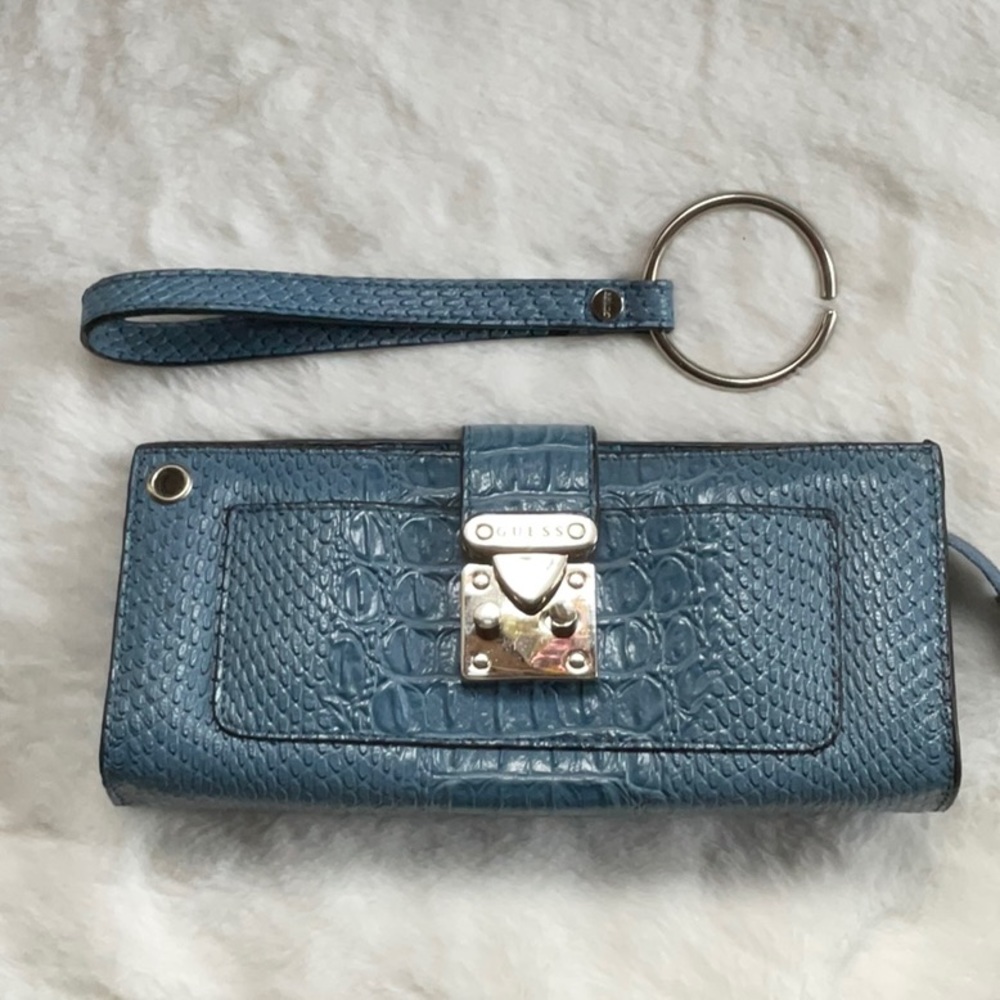 Guess clutch NWOT
